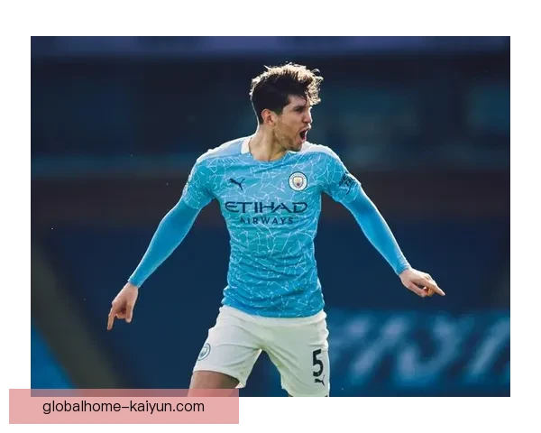 斯通斯中卫风格日渐成熟，展现出稳健的防守能力与传球视野